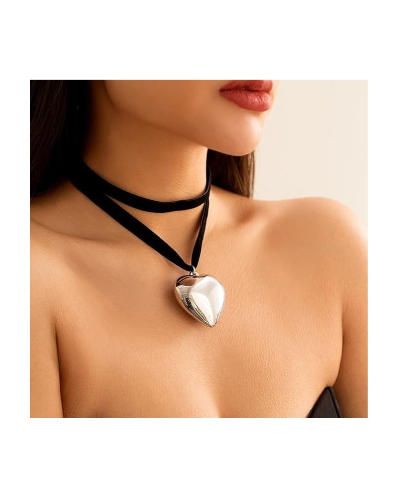 Gothic Black Velvet Choker Necklace Heart Pendant Choker Fashion Collar Necklaces Delicate Jewelry for Women and Girls (Gold ...